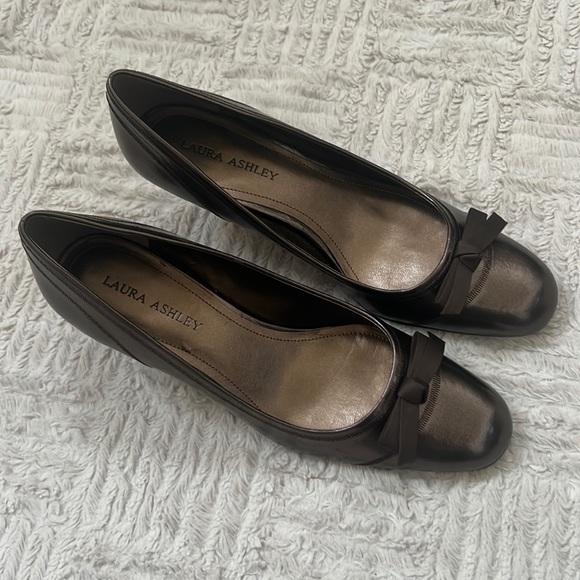 Laura Ashley Marilyn heels in color Bronze Size 8.5, New in box - Picture 3 of 16